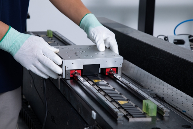 对位平台革新锂电池叠片工艺